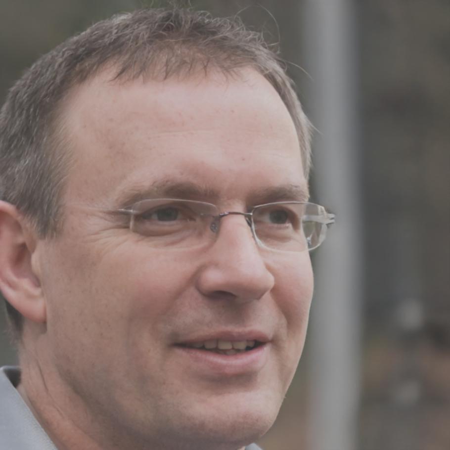 Philipp Hentschel, erfahrener Finanzanalyst und Remote-Work-Spezialist