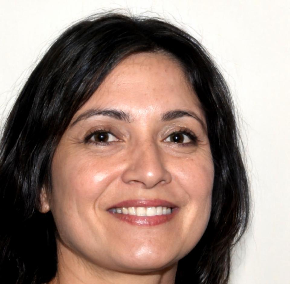 Teammitglied bei der Arbeit an Finanzberichten